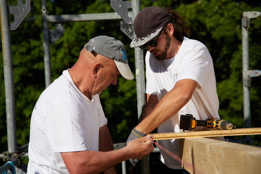 Zwei Dachdecker bei der Arbeit